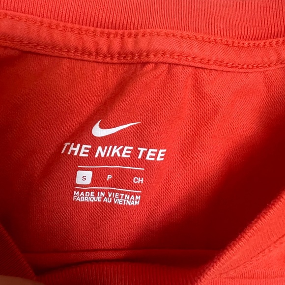 Women’s Nike T-shirt - Picture 3 of 6